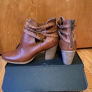 NWT Frye Naomi Pickstitch Booties